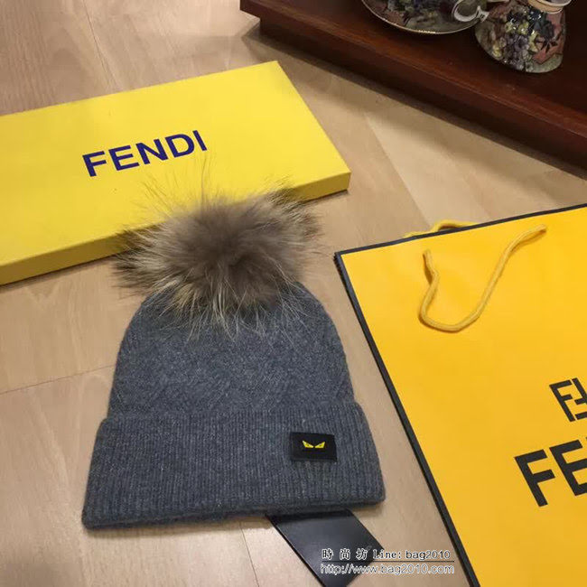 FENDI芬迪 新款羊絨配狐狸毛球 原單帽子圍巾套裝 時尚又保暖 LLWJ7907